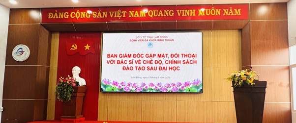 Chiều ngày 03/3/2026, Bệnh viện Đa khoa Bình Thuận đã tổ chức buổi gặp mặt, đối thoại giữa Ban Giám đốc và các bác sĩ nhằm triển khai chủ trương hỗ trợ đào tạo sau đại học, từng bước chuẩn hóa đội ngũ chuyên môn theo quy định hiện hành và định hướng phát triển chuyên sâu của đơn vị.