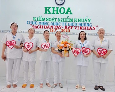 Phía Sau Áo Blouse: Những Khoảnh Khắc Ấm Áp