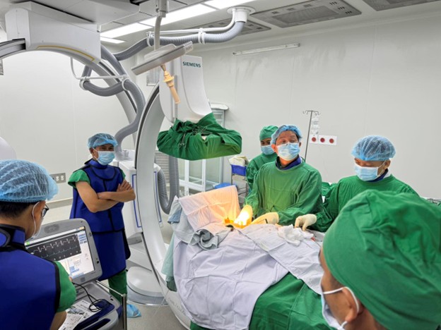 Trên nền tảng của một Bệnh viện đa khoa Hạng I, Bệnh viện Đa khoa Bình Thuận đang bước vào giai đoạn phát triển mới, tập trung vào phát triển trở thành bệnh viện cấp chuyên  sâu có khả năng giải quyết những ca bệnh phức tạp ngay tại địa phương.
Đây là chiến lược then chốt nhằm đáp ứng nhu cầu chăm sóc sức khỏe ngày càng cao của nhân dân, đồng thời giảm tải áp lực cho các bệnh viện tuyến Trung ương.