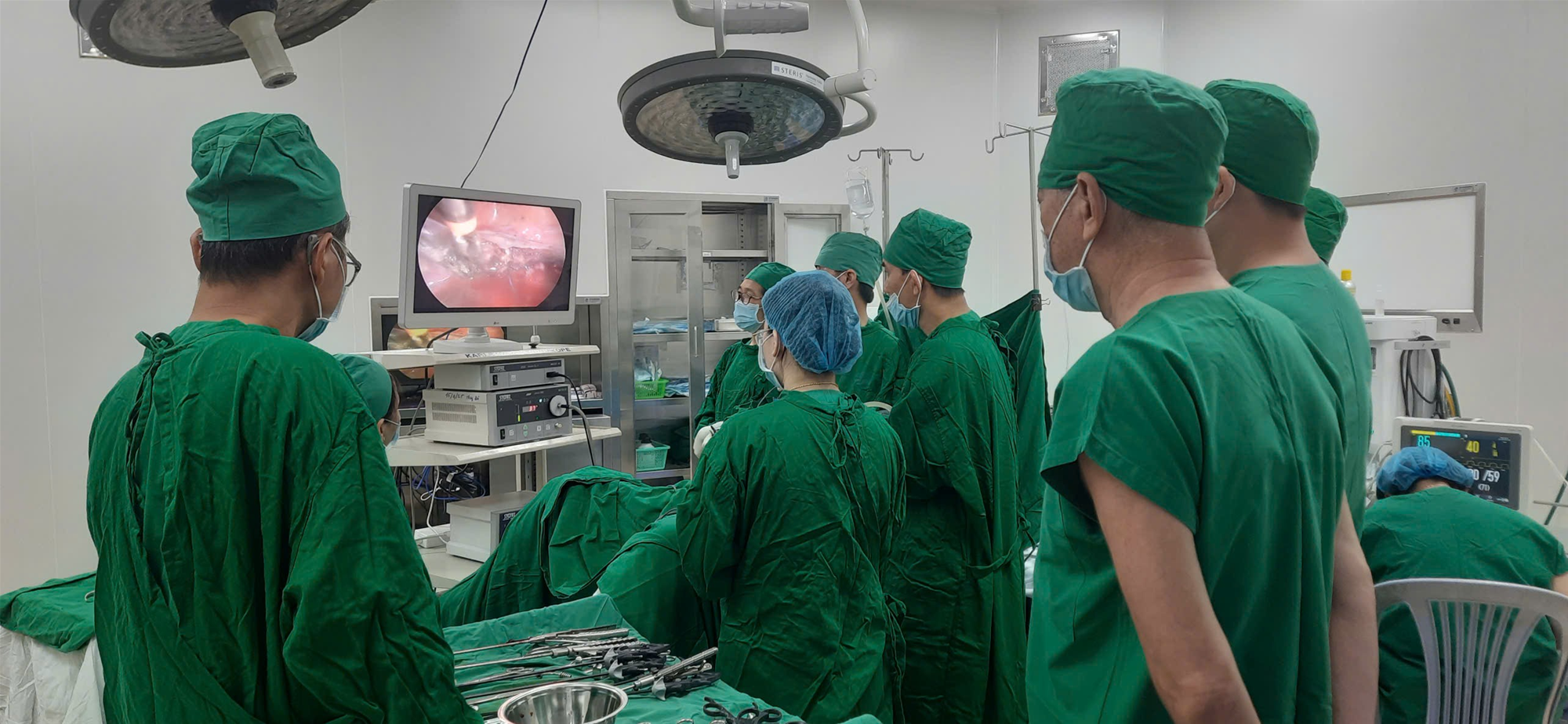Nhằm nâng cao chất lượng khám chữa bệnh và tiếp cận với các phương pháp điều trị hiện đại, sáng ngày 26/5/2025, Bệnh viện Đa khoa tỉnh Bình Thuận đã chính thức tiếp nhận chuyển giao kỹ thuật phẫu thuật nội soi cắt tử cung từ Bệnh viện Từ Dũ – một trong những cơ sở y tế đầu ngành về sản phụ khoa tại Việt Nam.