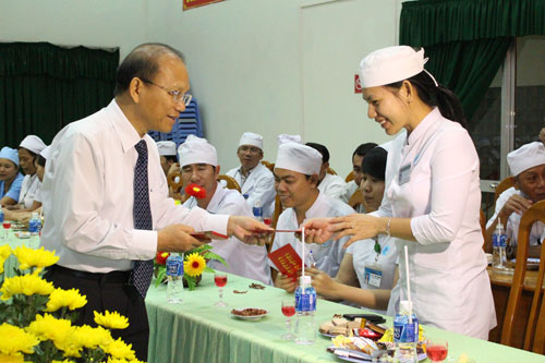 Đồng chí Nguyễn Mạnh Hùng chúc tết Bệnh viện Bình Thuận đêm giao thừa