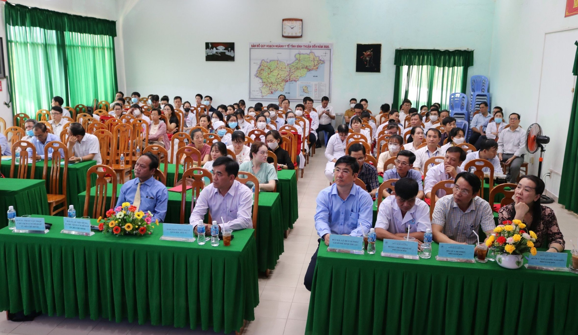 Tại hội thảo, các chuyên gia đầu ngành đến từ Liên Chi hội Hô hấp TP. Hồ Chí Minh, Đại học Y Dược TP. Hồ Chí Minh, Bệnh viện Phạm Ngọc Thạch chia sẻ thông tin, kiến thức về tiếp cận chẩn đoán, điều trị bệnh phổi tắc nghẽn mạn tính (COPD) nhiều đợt cấp; điều trị duy trì dự phòng đợt cấp hen - COPD sau xuất viện; bàn luận các ca lâm sàng xử trí cơn hen cấp…