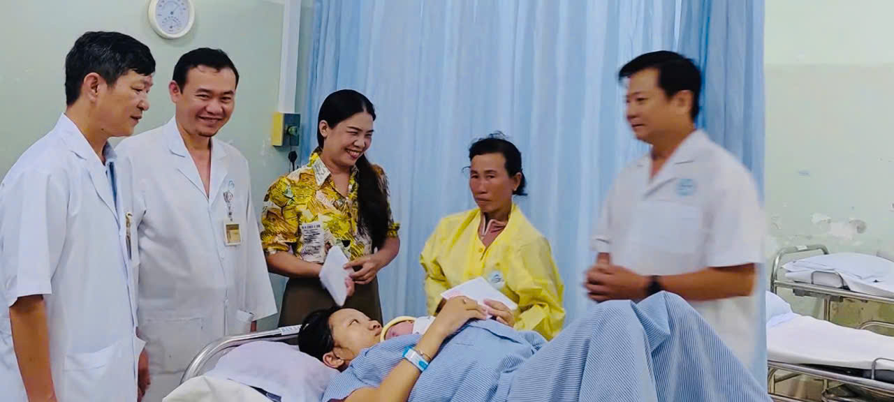 Nhân kỷ niệm 80 năm Ngày Quốc khánh nước Cộng hoà xã hội chủ nghĩa Việt Nam (02/9/1945 – 02/9/2025), chiều ngày 02/9/2025, Bệnh viện Đa khoa Bình Thuận đã tổ chức chương trình trao quà cho các bé chào đời tại Khoa Phụ sản trong ngày Quốc khánh.